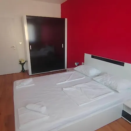 Red - In - And Forest Apartment Varna