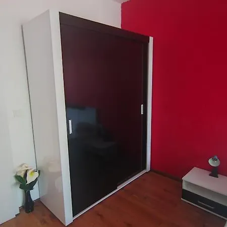 Apartment Red - In - And Forest