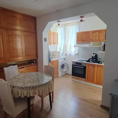 Red - In - And Forest Apartment *
